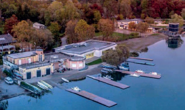La sede della Canottieri Varese alla Schiranna e, a destra, la torre d’arrivo del campo internazionale di canottaggio sul Lago di Varese