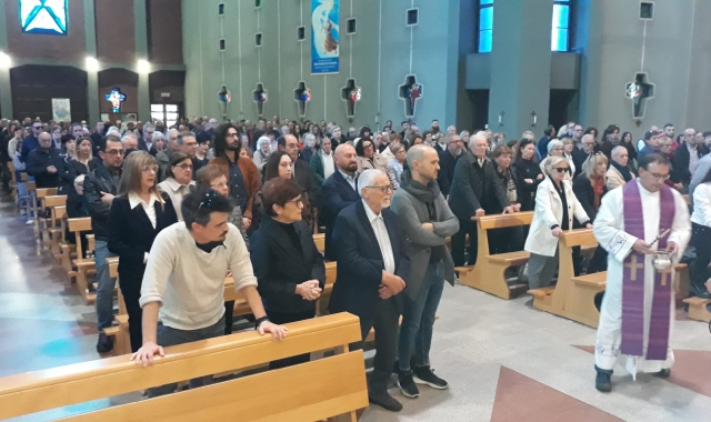 La chiesa gremita per l’ultimo saluto a Marco Ghiroldi