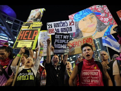 Centinaia in piazza a Tel Aviv, 'fermare la guerra'