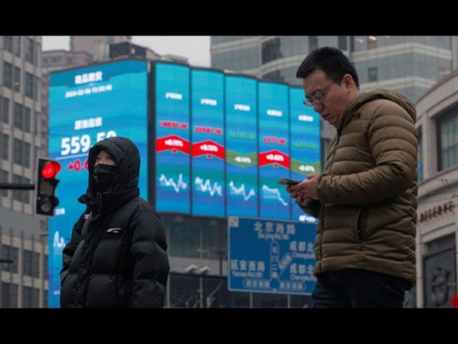 Borsa: Asia in rialzo, i sondaggi frenano il 'Trump trade'
