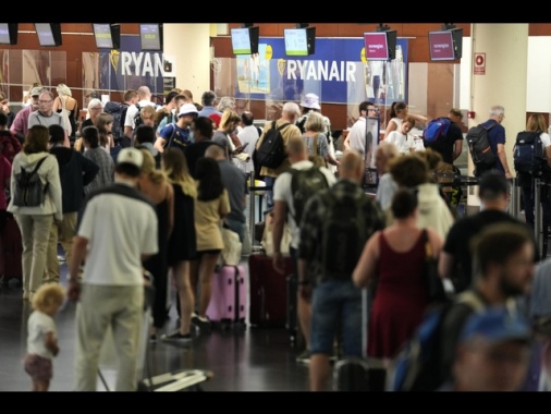 Allerta rossa a Barcellona, 17 voli deviati