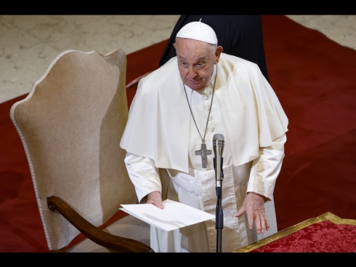 Il Papa, l'istruzione non sia un privilegio