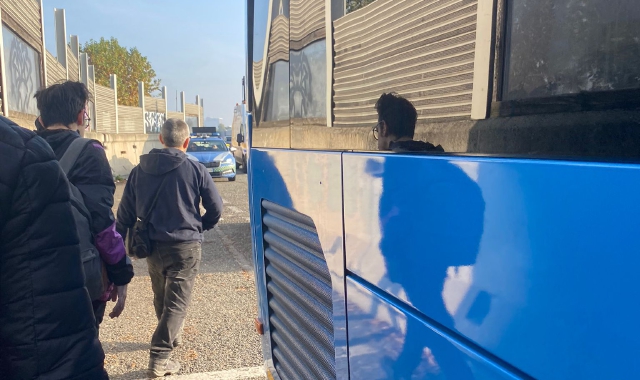 Sasso contro autobus, passeggeri bloccati per un'ora e mezza