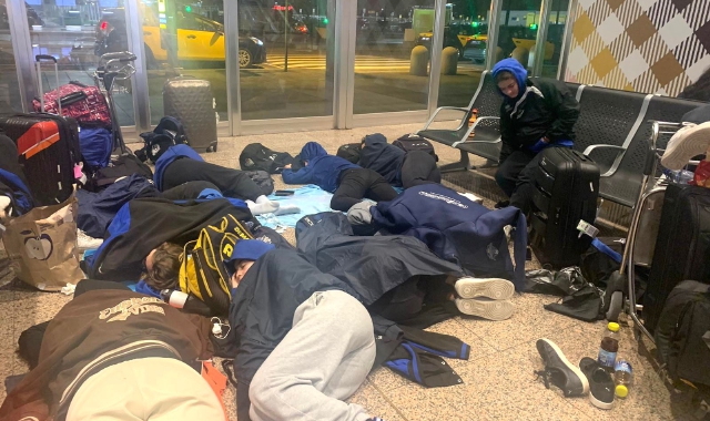 La squadra ha dovuto dormire una notte nello scalo di Barcellona