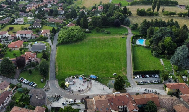 Una vista di Azzate con il belvedere in primo piano: rientrando nei Comuni all’interno della fascia da 20 chilometri dal confine svizzero, il centro può beneficiare dei ristorni, i fondi girati dalla Confederazione per la presenza dei frontalieri