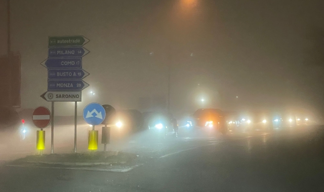 La nebbia che ha avvolto Saronno (foto Domenico Ghiotto/BLITZ)