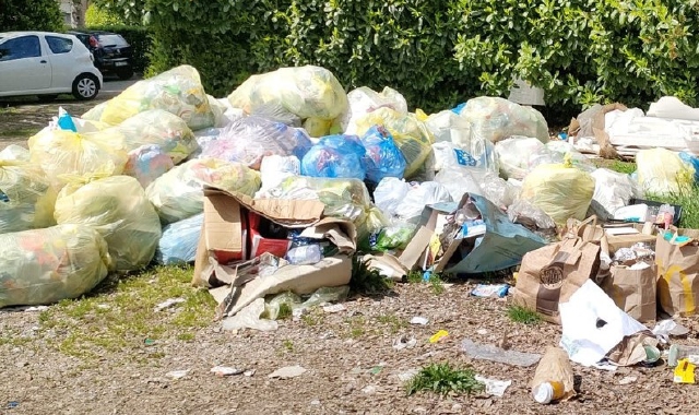 Rifiuti abbandonati in paese