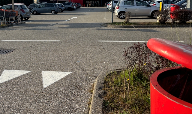 Lo spiazzo davanti al centro commerciale: negozianti e clienti lamentano la presenza di giovani che danno fastidio alle persone fragili (foto Andrea Cogotti/BLITZ)