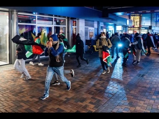 Tifosi di calcio israeliani aggrediti ad Amsterdam, dieci feriti