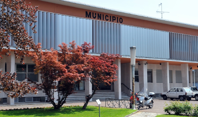 L’uomo è stato trovato senza vita a ridosso del municipio di Parabiago
