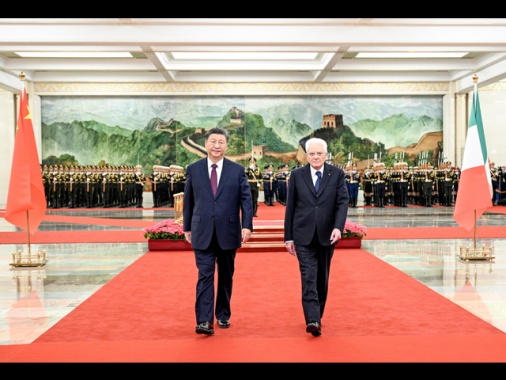 Xi regala a Mattarella un campione del suolo lunare