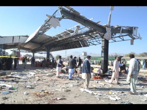 Pakistan: bomba alla stazione di Quetta, i morti sono 22