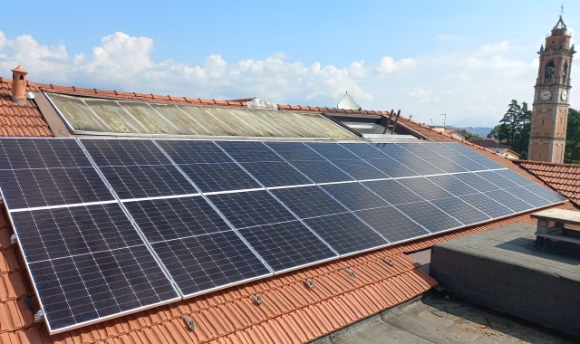 L’impianto fotovoltaico installato sulle falde del tetto della scuola primaria di Azzate