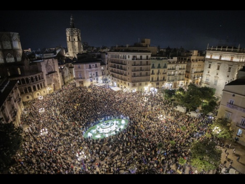 Almeno 130.000 manifestanti in piazza a Valencia