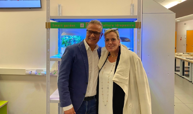 Gli assessori Alessandro Albani e Paola Reguzzoni, attori per un gionro in “Out-ismo”