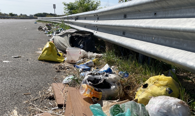 Questo è lo spettacolo che è costretto a subire chi ogni giorno passa sulla Provinciale 31 bis. Gli appelli a comportamenti più civili rivolti agli automobilisti pare siano completamente inutili (Blitz)
