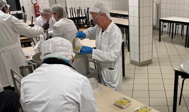 La preparazione della cena da asporto (foto Angelo Puricelli/BLITZ)