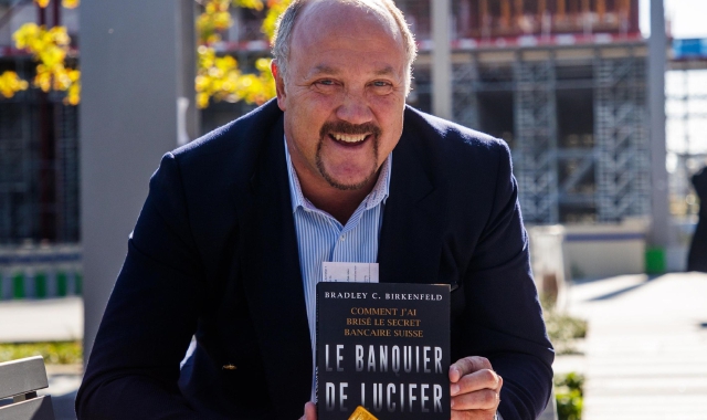 Bradley Charles Birkenfeld è nato il 26 febbraio 1965 a Brookline (Boston) nel Massachusetts. La sua storia è raccontata nel libro “Il banchiere di Lucifero”
