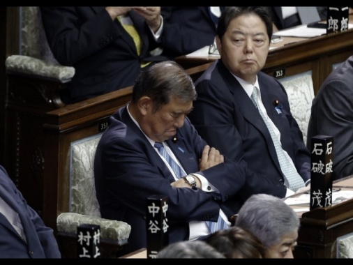 Giappone: premier dorme durante voto, è colpa del farmaco