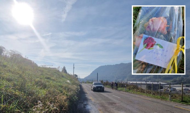 Il luogo del gravissimo incidente e i fiori lasciati in memoria delle due vittime
