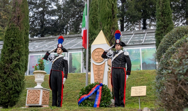 La commemorazione nel giardino di via Copelli a Varese (foto Andrea Cogotti/BLITZ)