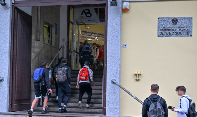 «Così sono stato bullizzato». Poi l’abbraccio della classe