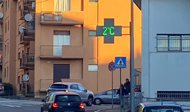 Il termometro della farmacia Pomi di Avigno questa mattina alle 8 (foto Zanetti)