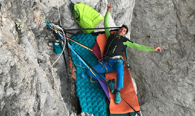 Sopra la via Madre Roccia aperta sulla parete sud della Marmolada da Matteo Della Bordella, Iris Bielli (foto sotto), Massimo Faletti e Maurizio Giordani