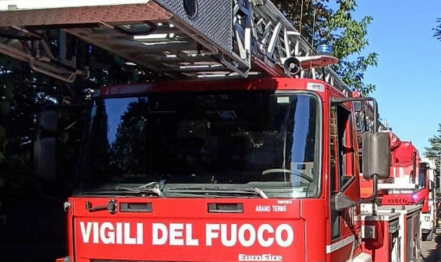 Auto ribaltata e camion in fiamme