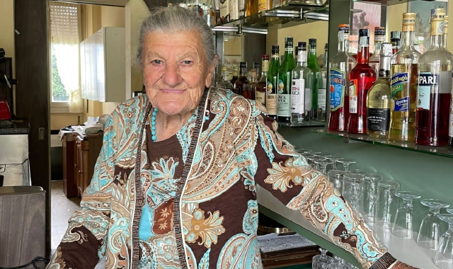 Anna Possi dietro al bancone del suo Bar Centrale a Nebbiuno