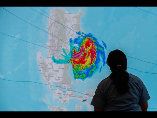 'Super tifone' Man-yi verso le Filippine, oltre 250mila evacuati