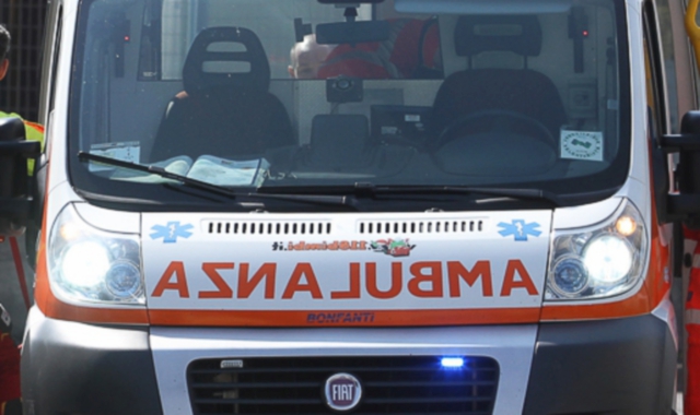 Malore alla guida e schianto: è grave