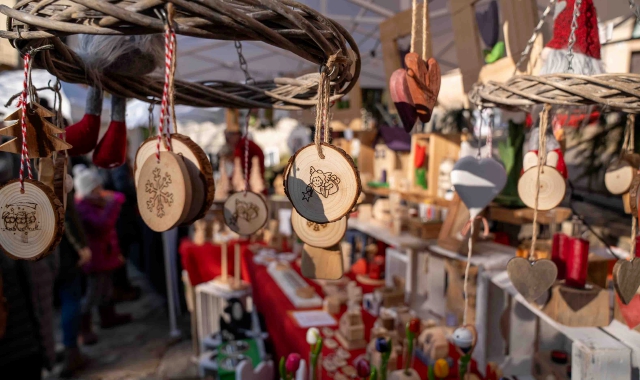 Un banco del mercatino di Natale alla Rasa (foto Andrea Cogotti/BLITZ)