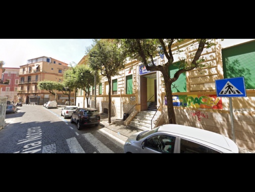 Prof aggredita, domani riapertura blindata per la scuola
