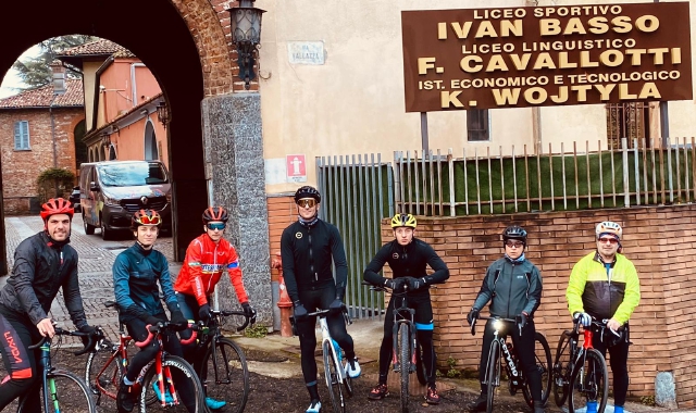Sopra Ivan Basso davanti alla scuola con i ragazzi del liceo sportivo in una delle uscite che il campione dedica ai ragazzi. 