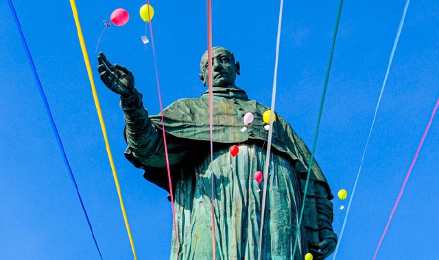 Il lancio dei palloncini davanti al San Carlone ha provocato la protesta di Legambiente e del Comune di Angera
