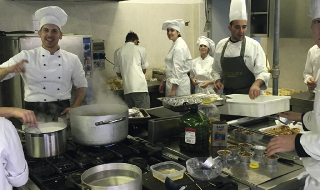 I ragazzi della scuola alberghiera che lavorano fin dalla classe prima nei laboratori di cucina e partecipano ai catering e agli eventi