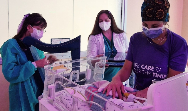 Bimbi prematuri: cure, carezze e l’importanza dei genitori