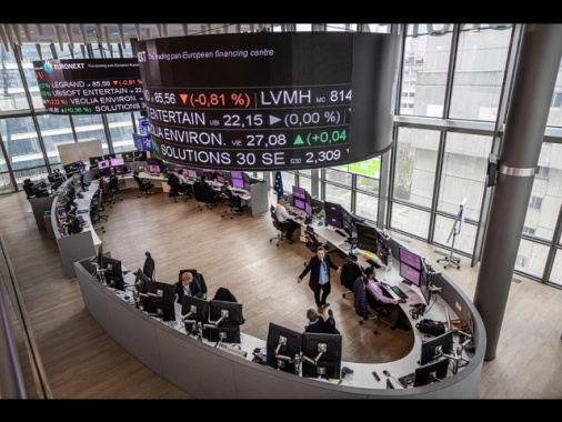 Borsa: l'Europa è negativa, Milano scivola a -1% con le banche