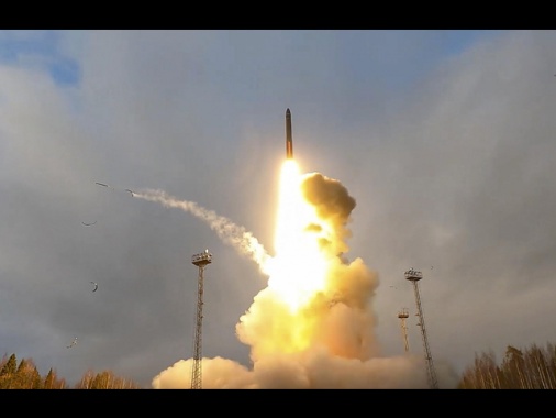 Cremlino, 'possibile risposta nucleare ai missili dall'Ucraina'