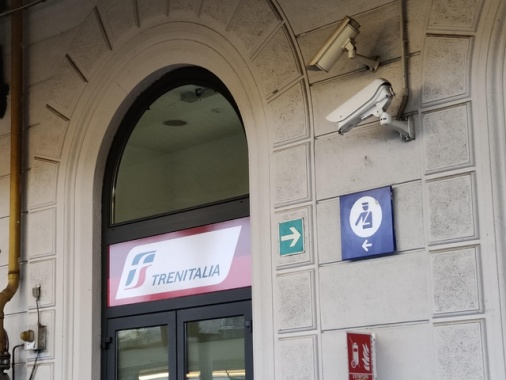 Ragazzo aggredisce capotreno e gli fa saltare due denti