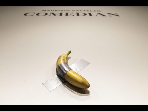 Oltre sei milioni da Sotheby's per la banana di Cattelan