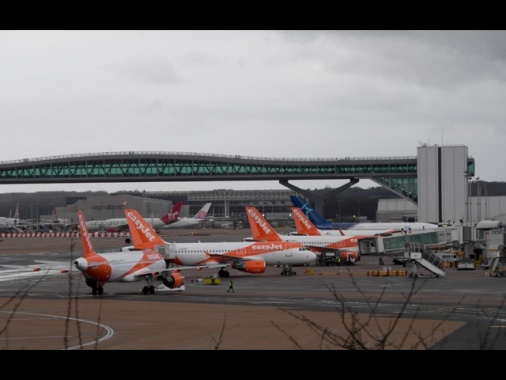 Allerta sicurezza ad aeroporto Gatwick, evacuato terminal