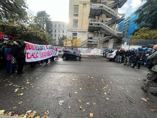 Tensioni alla Sapienza, cariche alleggerimento polizia