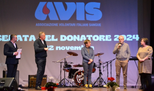 Omar Picchi, il presidente Avis Giuseppe Bianchi, Sonia Marantelli, Ivo Beverina e il vice sindaco di Castellanza Cristina Borroni