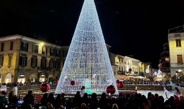 Tutti con il naso all’insù per l’accensione dell’albero di Natale