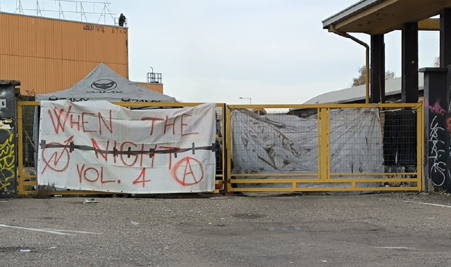 Lo striscione sull’ex Lazzaroni che ha accompagnato il raduno (foto Blitz)