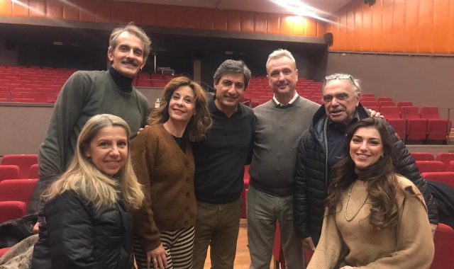 Emilio Solfrizzi, Carlotta Natoli e la compagnia con il sindaco Pietro Ottaviani e uno dei responsabili del teatro Roberto Guenzani