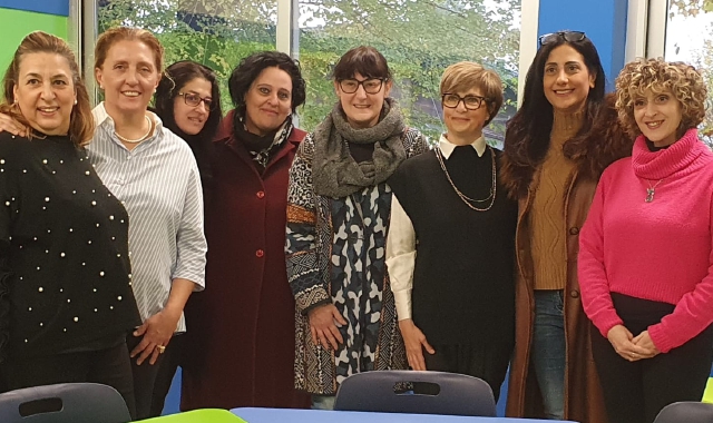 Il personale della scuola primaria di Solbiate Arno, dove nei giorni scorsi sono state inaugurate biblioteca e nuove aule laboratorio con pc (Redazione)