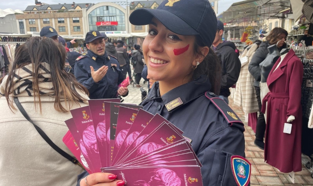 Il camper della polizia in piazza Podestà a Varese (foto Blitz)